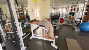 Гиперэкстензии на горизонтальной скамье