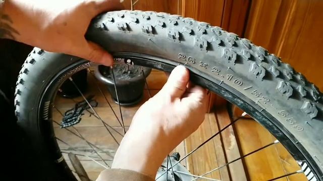 Як поміняти та заклеїти велосипедну камеру. / How to change and seal a bicycle inner tube. смотреть онлайн