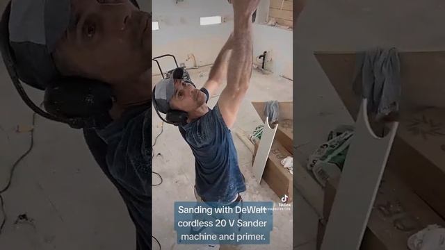 Sanding with the DeWalt cordless 20 V Sander machine and doing the primer #drywall смотреть онлайн