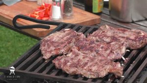 Стейк. Толстый край. Простая говядина. Плюс интересная закуска.