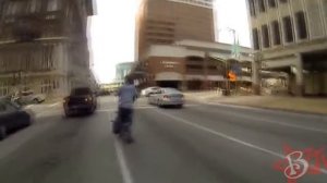 Трюки на Мотоциклах и Погоня Полиции за Байкером   Motorcycle Stunts and Bike Vs Police HD