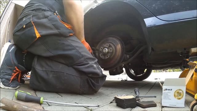 Wymiana klocków hamulcowych - Peugeot 407 SW 2.0 HDI смотреть онлайн