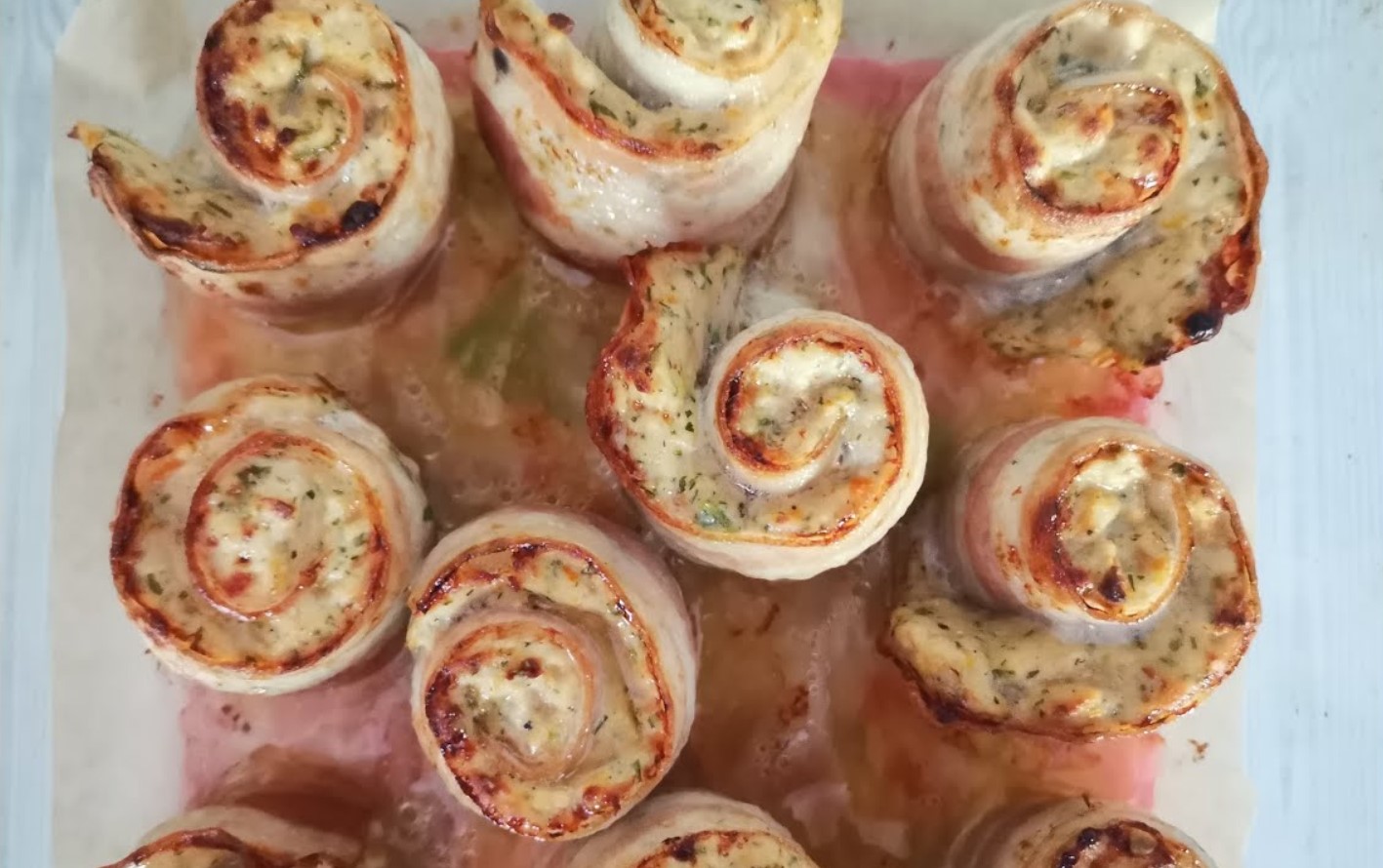 КУРИНЫЕ РУЛЕТИКИ С БЕКОНОМ! Рецепт рулетиков из куриного фарша. Рецепты из фарша в духовке.