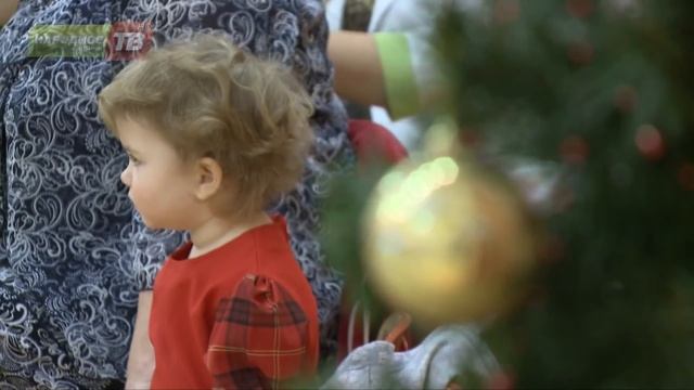 Подарки, воздушные шары и рождественское представление