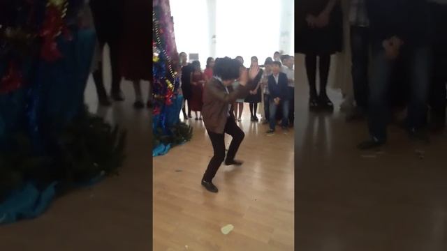 Мальчик взорвал зал танцуя Майкла Джексона смотреть онлайн