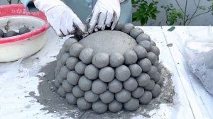 Два способа сделать цветочный горшок из цементных колобков