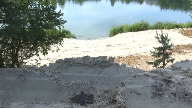 Пляжные зоны покрыли белым кварцевым песком и установили лежаки смотреть онлайн