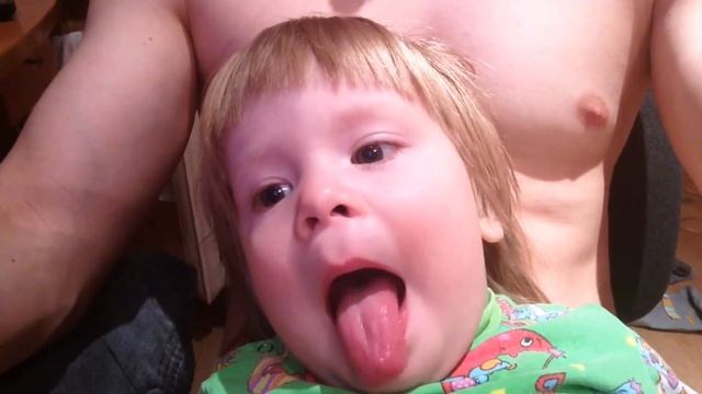 Ребенок корчит рожу на камеру смотреть онлайн