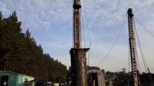 дабой обсадной трубы на станке УКС 30 с помощью бабы, ударным способом