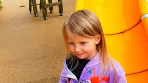 Малыш ИГРАЕТ НА ПЛОЩАДКЕ с Эльвирой Ryan play at playground with Elvira