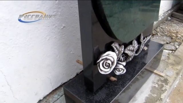 Памятник с зелёным фасадом и розами смотреть онлайн