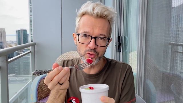 ДЕГУСТАЦИОННОЕ БЮРО | шоколадно миндальный торт с ягодой | новый рецепт смотреть онлайн