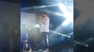 Джони поет вживую "Take me to church", 2 part.