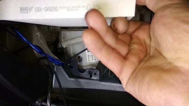 Замена салонного фильтра TOYOTA RAV4 2011г смотреть онлайн