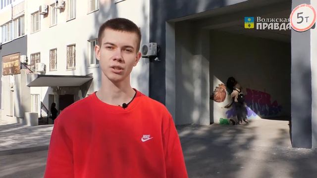 В Волжском на проспекте Ленина 97 художники начали украшать арки граффити с изображением животных смотреть онлайн