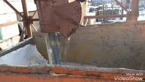 Погрузка опилок из бункера-накопителя