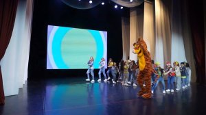 Между нами, дикарями. В.Шаинский, М.Львовский. Исполняют группы "Брюлики", "Миньоны" и"Колибри"