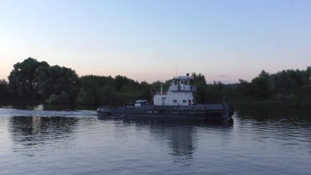 Буксир-толкач Александр Солодов идет вниз по Москва-реке смотреть онлайн