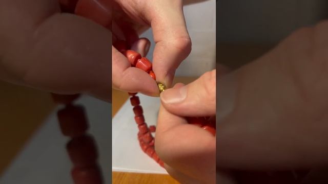 Продам бусы из камня под коралл