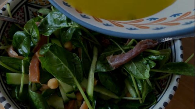 Салат с нутом, авокадо и слабосоленой рыбой смотреть онлайн