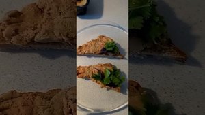 Ржаная брускетта с печеночным паштетом и брусникой
