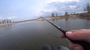 НА ДИКОМ БЕРЕГУ С ПАЛАТКОЙ, С НОЧЁВКОЙ! КЛЮЁТ РАЗНАЯ РЫБА! Щука, Судак, Окунь, Берш. Рыбалка 2022.