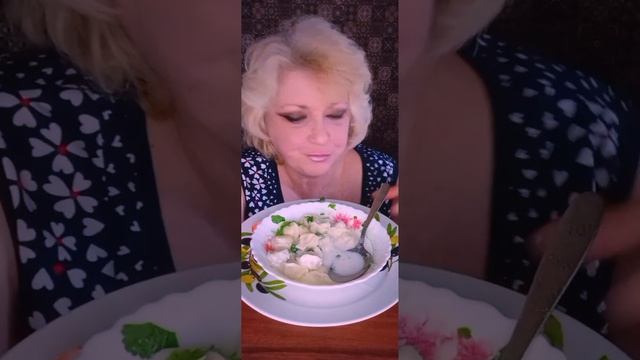 ?СОБАКА ЛЮБИТ ВОДОЧКУ??#мукбанг #еда #mukbang смотреть онлайн