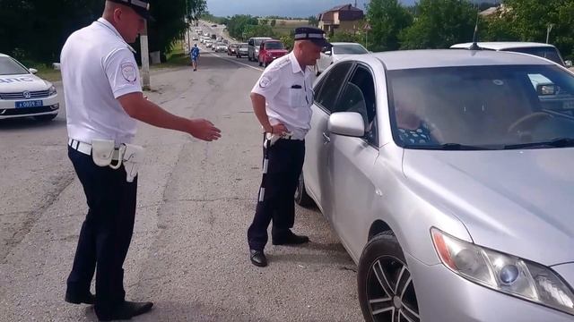 Бравые полицейские на въезде в Геленджик. смотреть онлайн