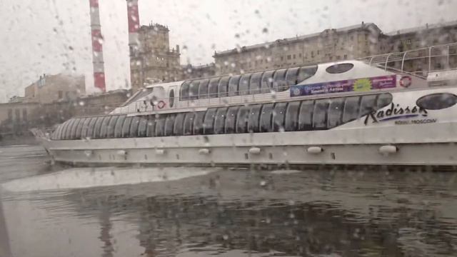 теплоход идёт по льдине смотреть онлайн