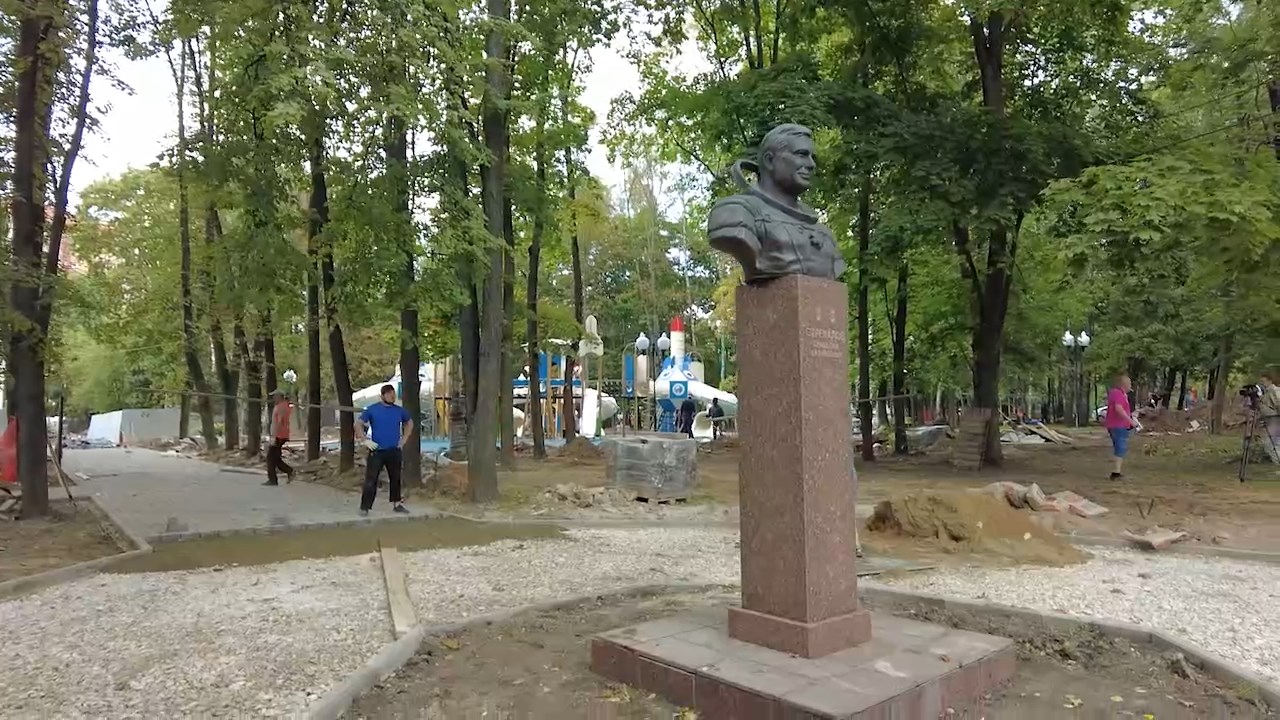 (12+) В парке Стрекалова завершается установка детской игровой площадки в тематике «Космос»