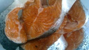 Рыба на решетке на мангале