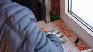 КАРКАС ИЗ ПРОФИЛЕЙ ВОКРУГ ОКОННОГО ПРОЁМА.