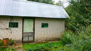Собственник возвел постройку на границе со смежным участком, а сосед против: что сейчас решают суды