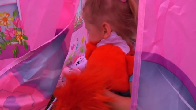 Funny Toys run away from Stacy