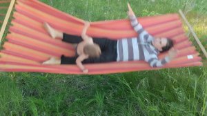 Артем катается на гамаке с Гордеем за Волгой 30 мая 2024