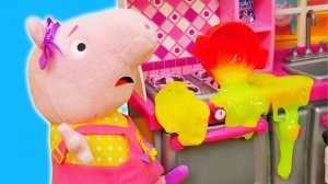Игрушки Свинка Пеппа в видео для детей. Папа готовит макароны с сыром. Свинка Пеппа на русском