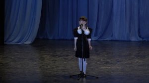 Маленькая девочка рассказывает стих.