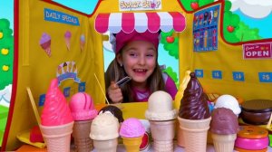 Sasha plays Ice Cream Shop with Kinetic Sand Crab Toy