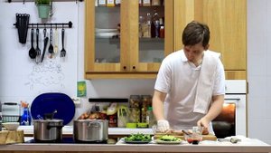 Куриные крылья в меду с зелеными овощами и томатным соусом.