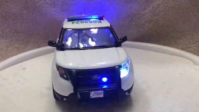 1/24 scale US border Patrol Ford Explorer with working lights and siren смотреть онлайн