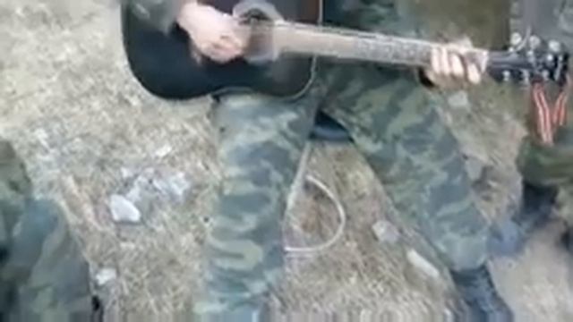 Задеру ленки белые коленки песня. Военные под гитару Чечня.