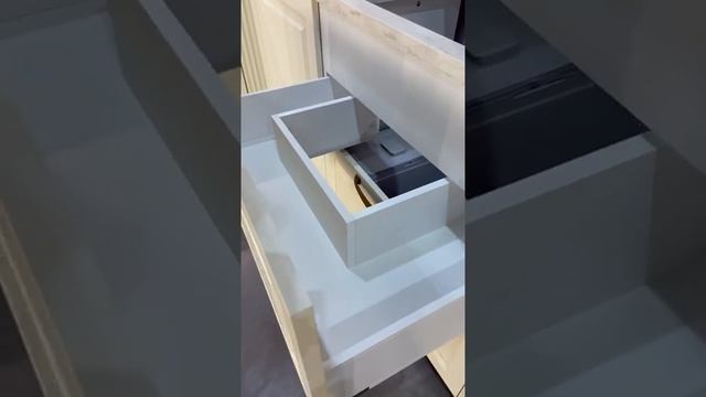 Кухня Hamiltoun классические эмалированные фасады мдф столешница Corian смотреть онлайн