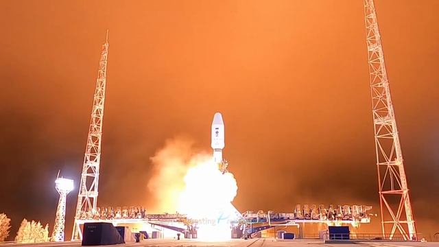 Novo lançamento do foguete Soyuz-2.1b com satélite militar para a órbita da Terra смотреть онлайн