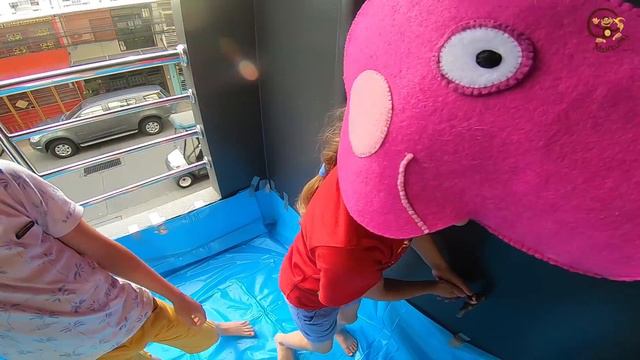 Манкиту Диана и Даня делают бассейн на балконе. Дети и машинки. МанкиТайм Kids Show смотреть онлайн