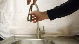 В работе, смеситель с выдвижной лейкой nanwo N-3126