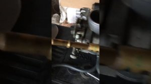 Сузуки Булевард проверяем давление в топливной рампе инжектора.