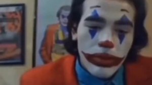 джокер молчит и скукурузил лицо. фон