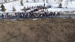 Данил Дегтярёв ведет экскурсию в Нагорном парке Барнаула