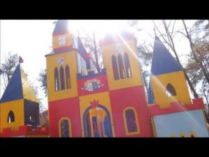 Маленький Макс играет в парке