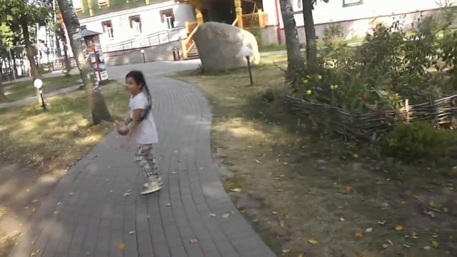 VLOG ПРОГУЛКА / АМЕЛЬКА КОРМИТ РЫБ И УТЯТ смотреть онлайн